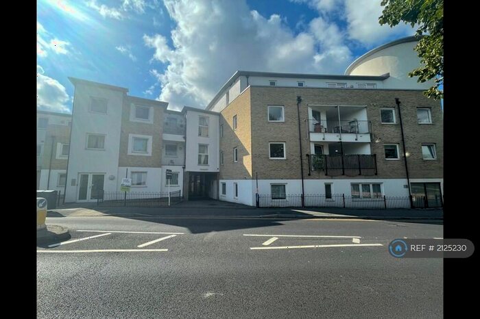 2 Bedroom Flat To Rent In Gateway Court, Sutton, SM1
