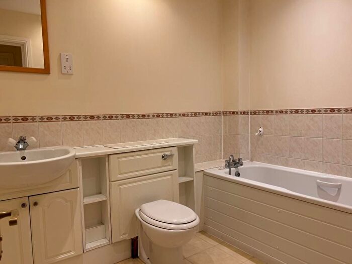 2 Bedroom Flat To Rent In Pembroke Road, Ruislip Manor, Ruislip, HA4