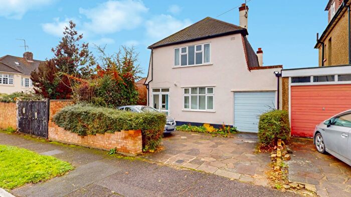 3 Bedroom Semi Detached House For Sale In The Avenue, Pinner, HA5