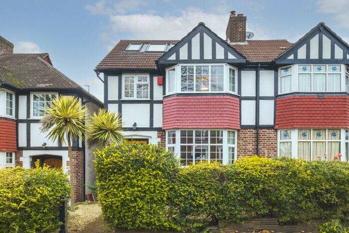 3 Bedroom House To Rent In Morden Hill London, SE13