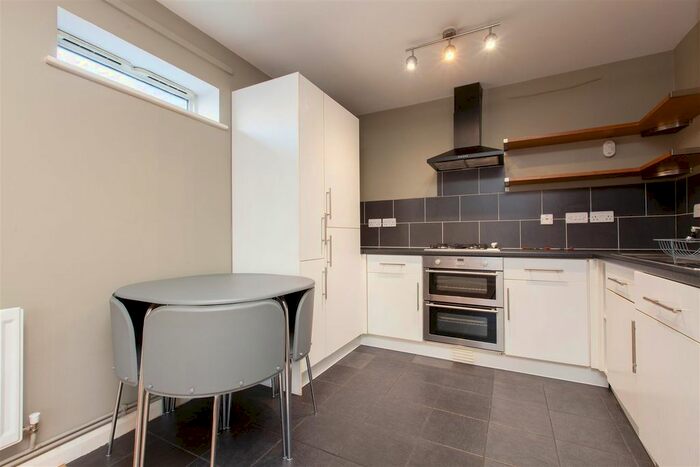2 Bedroom Flat To Rent In Matthias Road, Stoke Newington, N16