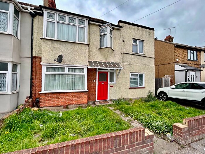 2 Bedroom Flat For Sale In Dagenham Road, Rush Green, Romford, RM7