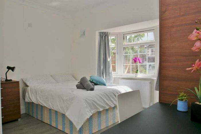 Flat To Rent In Carlisle Avenue, London, W3