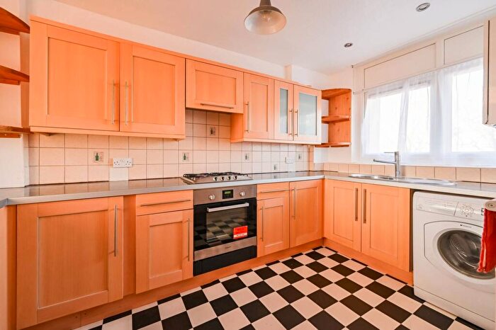 3 Bedroom Flat To Rent In The Drive, Walthamstow, London, E17
