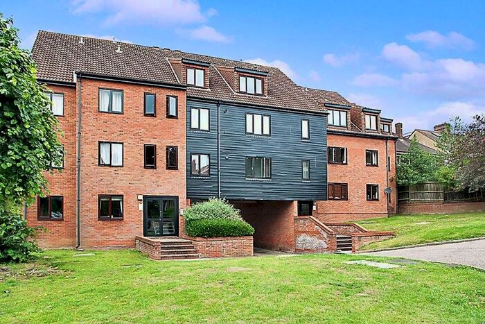 2 Bedroom Flat To Rent In Kavanaghs Road, Brentwood CM14