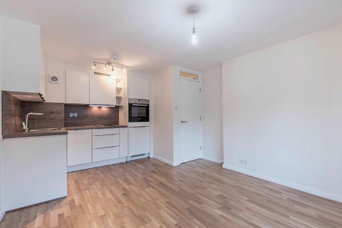 2 Bedroom Flat To Rent In Bushey Grove Road, Bushey, WD23