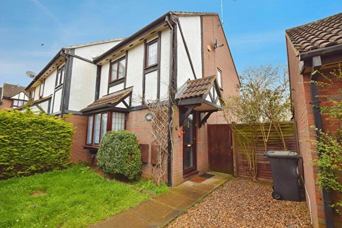 3 Bedroom End Of Terrace House For Sale In Queensbury Close, Bedford, MK40