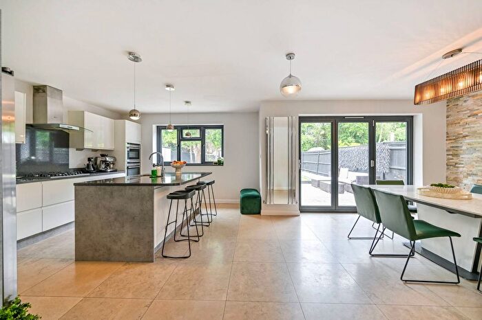 5 Bedroom Semi-Detached House For Sale In Farm Road, Maidenhead, SL6