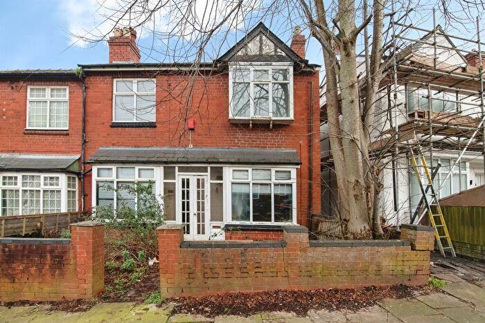3 Bedroom Semi Detached House For Sale In Swindon Road, Birmingham, B17