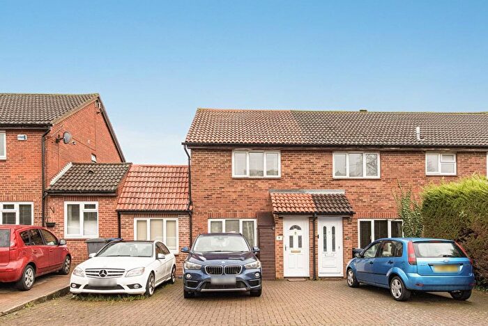 3 Bedroom Semi Detached House For Sale In Sellwood Drive, High Barnet, Barnet, EN5