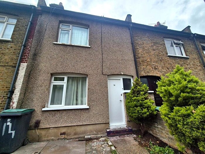 3 Bedroom Terraced House To Rent In Hale Gardens, N17