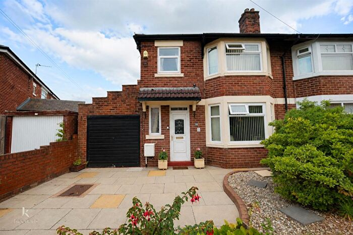 3 Bedroom Semi-Detached House For Sale In Parksway, Pendlebury, Swinton, Manchester, M27