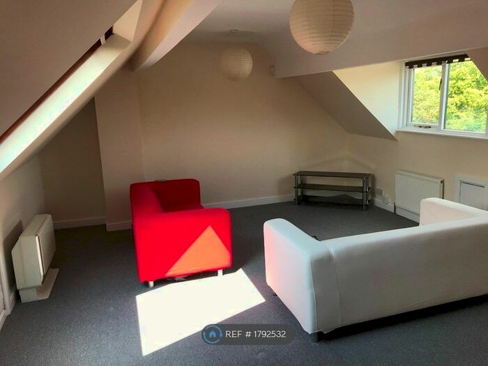 3 Bedroom Maisonette To Rent In Spen Lane, Leeds, LS16