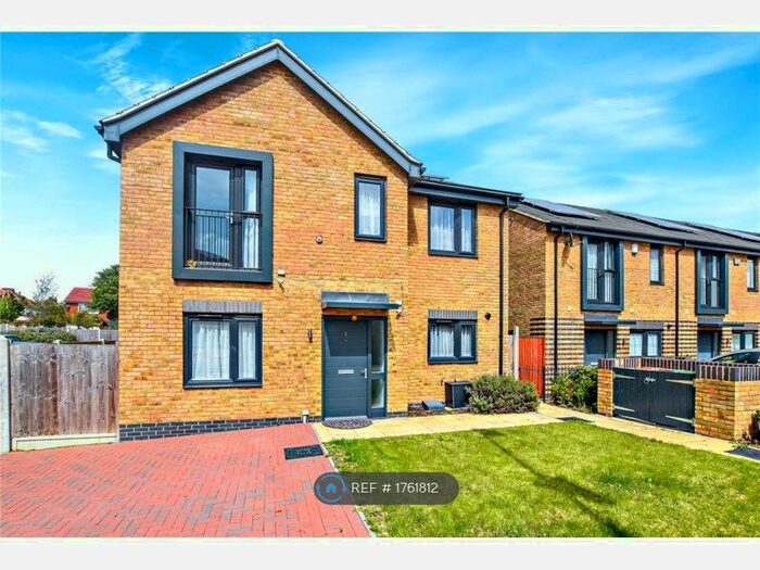 5 Bedroom Detached House To Rent In Sterling Road, Barnehurst, Bexleyheath, DA7