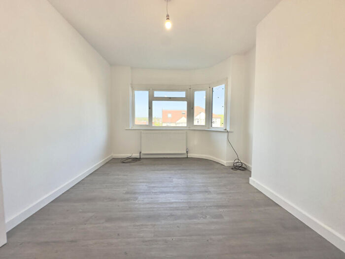 2 Bedroom Maisonette For Sale In Avondale Avenue, EN4