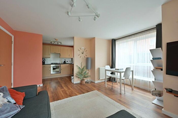 2 Bedroom Flat To Rent In Franklin Avenue, Watford, WD18