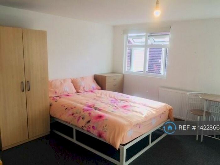 Studio To Rent In Norfolk Avenue, London, N13