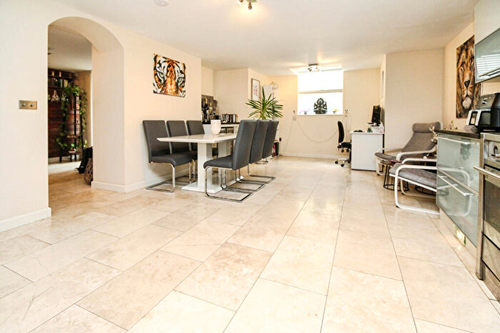 2 Bedroom Apartment For Sale In Warwick Place, Leamington Spa, CV32