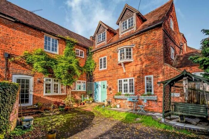 2 Bedroom Flat To Rent In Monkton Lane, Farnham, GU9