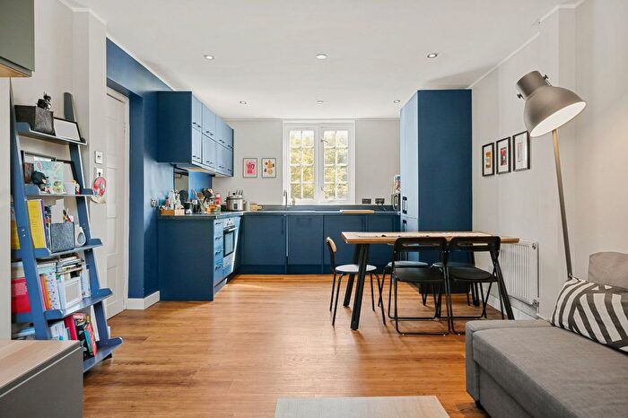 2 Bedroom Flat For Sale In Vauxhall Court, Frogmore, SW18