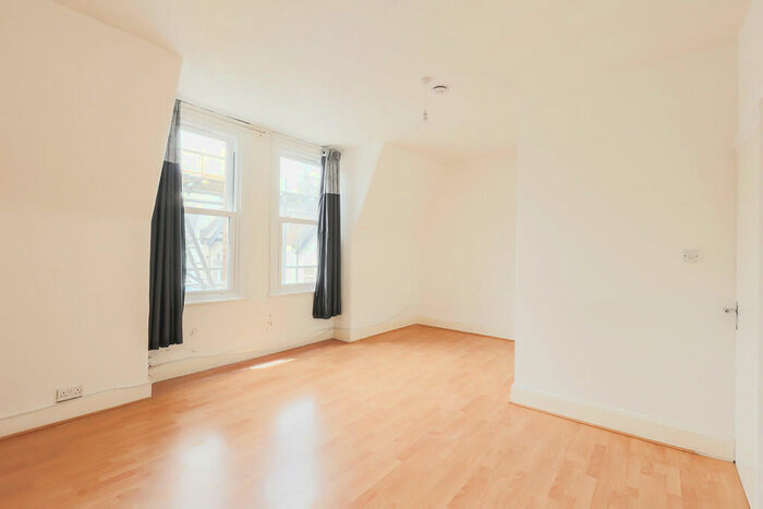 2 Bedroom Apartment To Rent In Tottenham Lane, Crouch End, London, N8