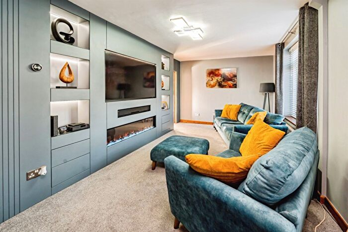 3 Bedroom Semi-detached House For Sale In Grenville Road, Aylesbury, HP21