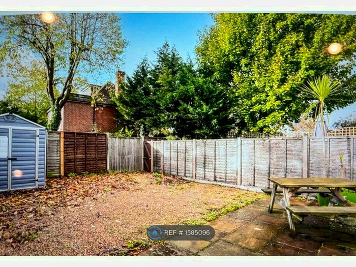 2 Bedroom Flat To Rent In New Zealand Avenue, Walton-On-Thames, KT12