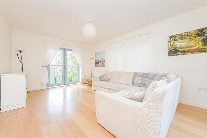 4 Bedroom Town House For Sale In Esparto Way, Dartford, Kent, DA4