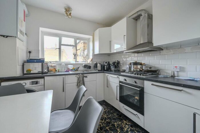 3 Bedroom Flat To Rent In Kerbey Street, Tower Hamlets, London, E14