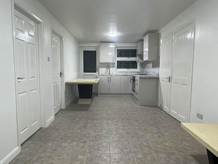 3 Bedroom Flat To Rent In Abercorn Gardens, Romford, Essex, RM6