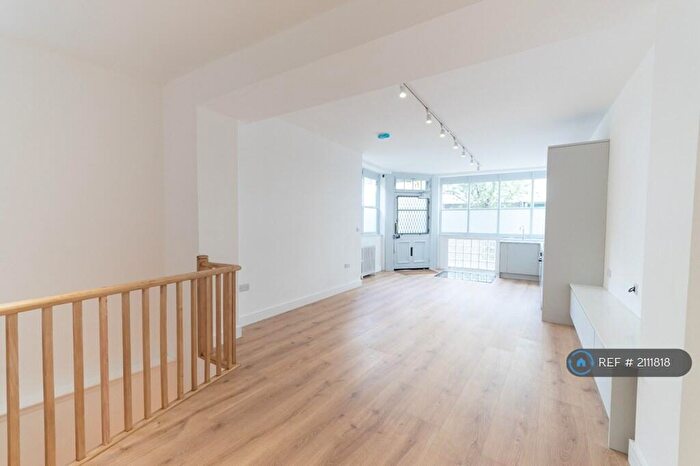 3 Bedroom Flat To Rent In Roman Road, London, E2