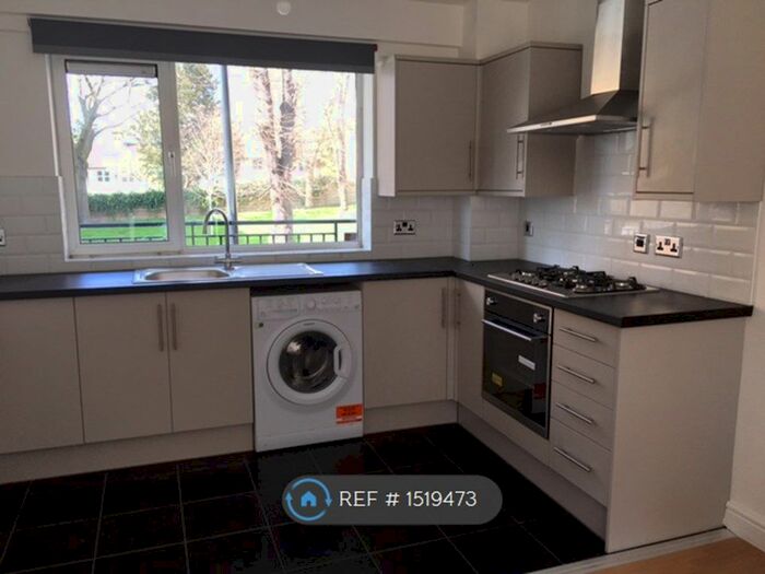 3 Bedroom Flat To Rent In Roper House, London, SE21