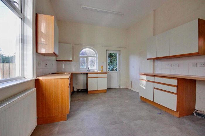 5 Bedroom Semi-Detached House For Sale In Anlaby Road, Hull, HU4