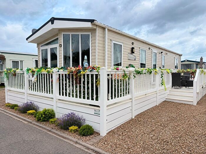 3 Bedroom Mobile/park Home For Sale In Coast Road, Corton, NR32