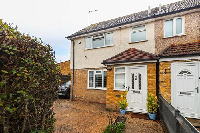 3 Bedroom Semi Detached House For Sale In Frays Waye, Uxbridge, UB8