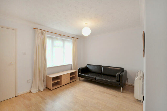 1 Bedroom Apartment To Rent In Hull Close, Canada Water, SE16