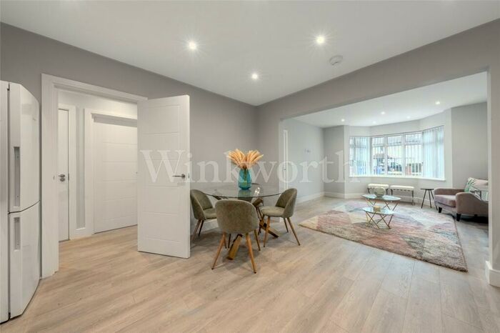 2 Bedroom Apartment To Rent In The Vale, London, NW11