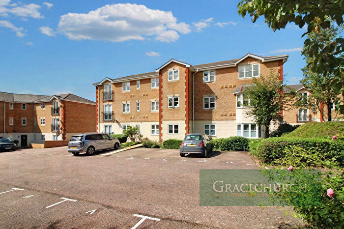 2 Bedroom Flat For Sale In Burrows Chase, Waltham Abbey, EN9