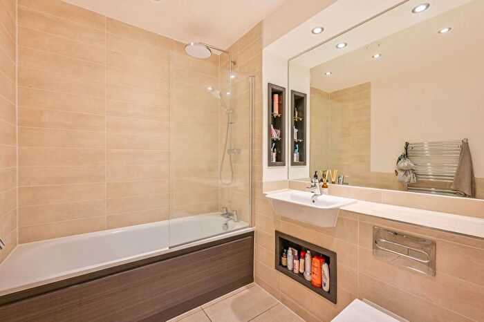 1 Bedroom Flat For Sale In Thomas Road, Limehouse, London, E14