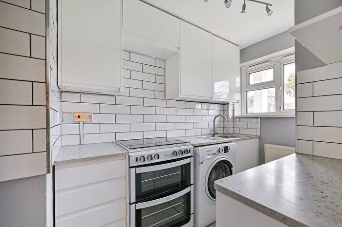 1 Bedroom Flat To Rent In Trafalgar Court, Hounslow, TW3