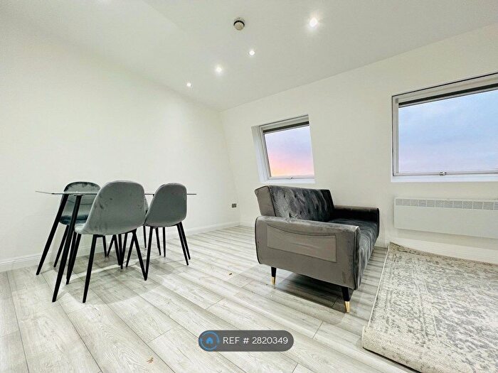 2 Bedroom Flat To Rent In St Johns Hill, London, SW11