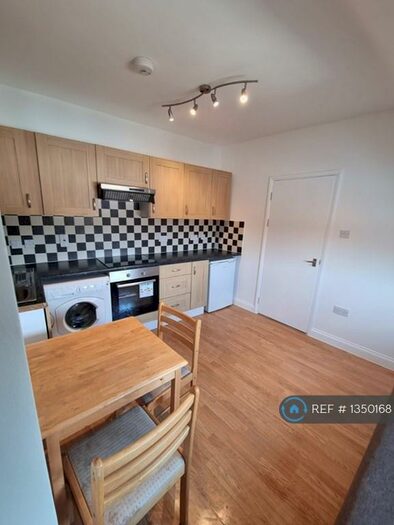 Studio To Rent In Deansbrook Road, Edgware, HA8