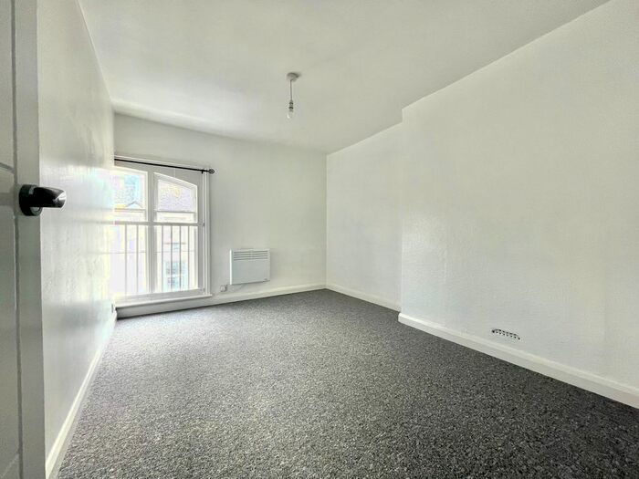 2 Bedroom Flat To Rent In Queen Street, Newton Abbot, TQ12