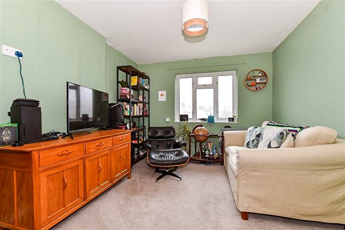 1 Bedroom Flat For Sale In Falmouth Place, Five Oak Green, Tonbridge, Kent, TN12