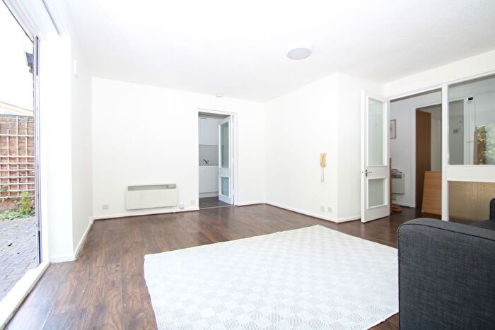 2 Bedroom Flat To Rent In Garrick Crescent, Croydon, CR0