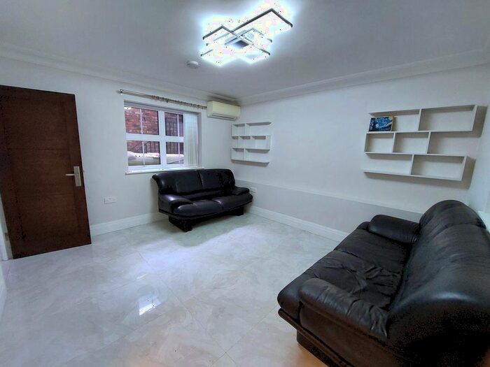 2 Bedroom Flat To Rent In The Mall, Ealing London, W5