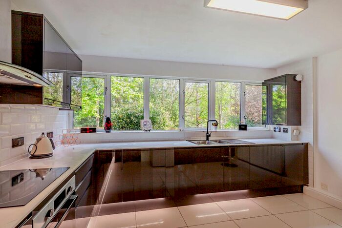 2 Bedroom Flat To Rent In Glamis House, Cameron Close, Brentwood, Essex, CM14