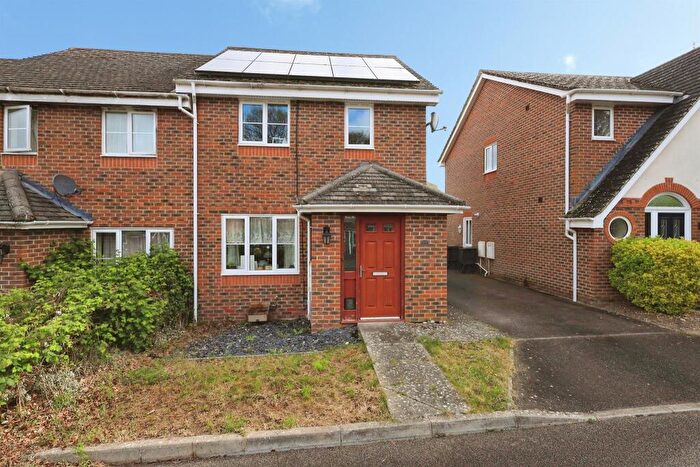3 Bedroom End Of Terrace House For Sale In Cuckmere Close, Hailsham, BN27