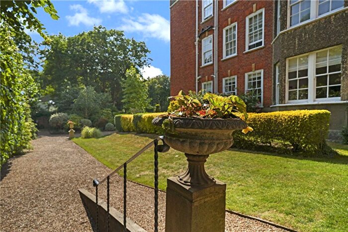 3 Bedroom Flat To Rent In The Little Boltons, Chelsea, London, SW5