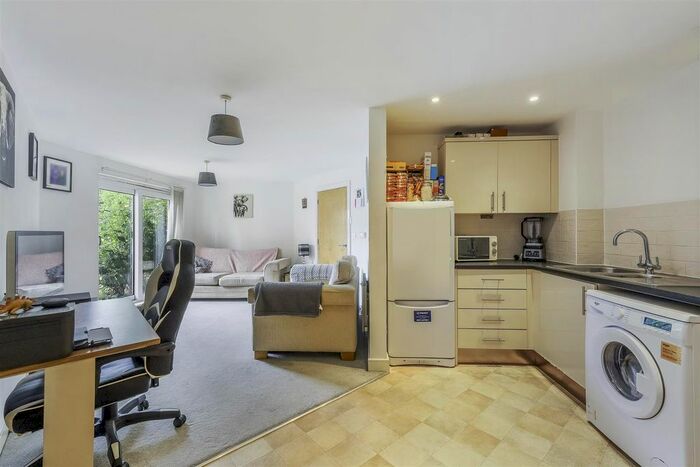 1 Bedroom Flat To Rent In Fenbridge House, Rubeck Close, Redhill, RH1